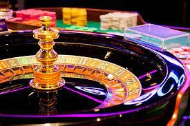 Sorotan neon pada arena bingo
